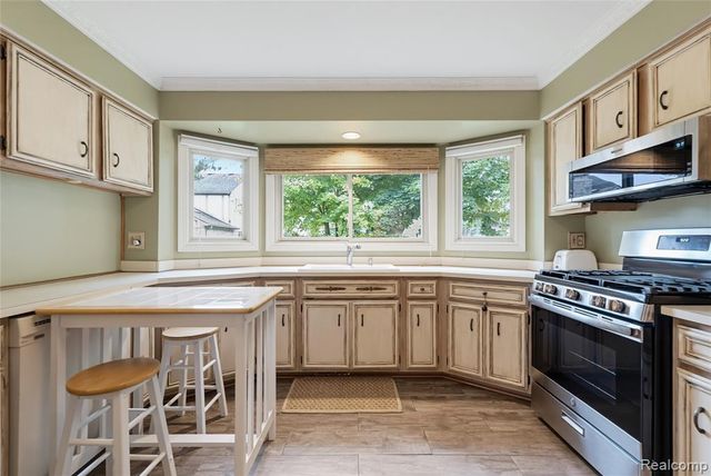 40820 Brightside Court, Sterling Heights, MI 48310