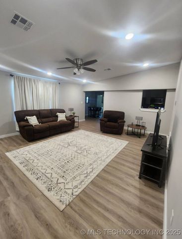 907 S McKinley, Calera, OK 74730