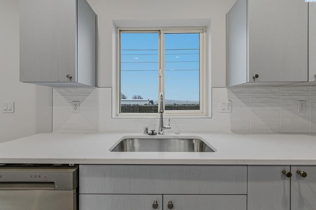 7536 Grapevine Ct, West Richland, WA 99353