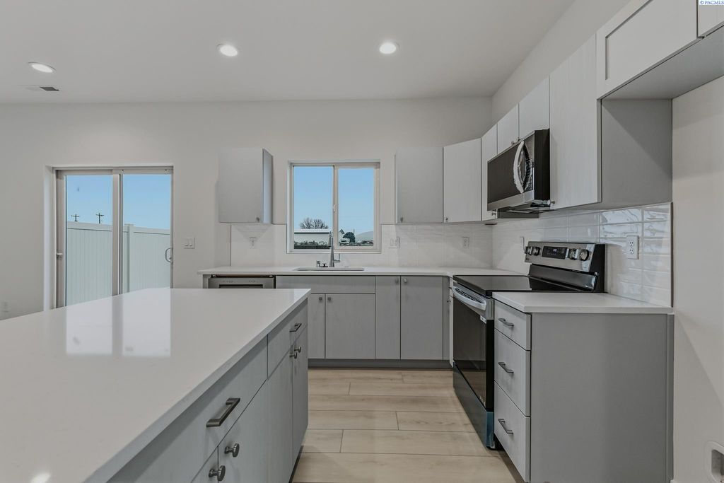 7536 Grapevine Ct, West Richland, WA 99353