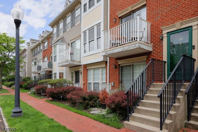 33 Dogwood St, Jersey City, NJ 07305