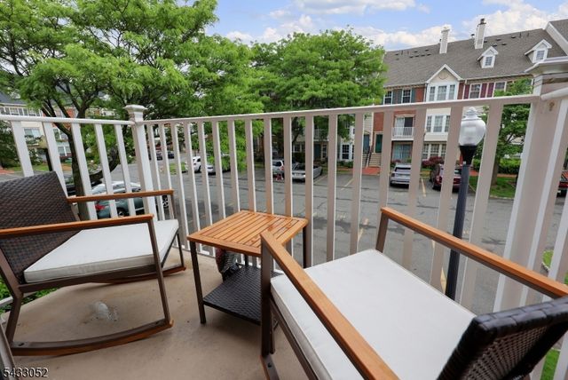 33 Dogwood St, Jersey City, NJ 07305