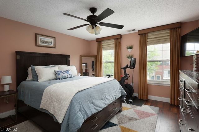33 Dogwood St, Jersey City, NJ 07305