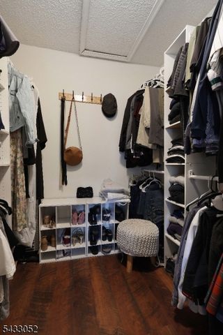 33 Dogwood St, Jersey City, NJ 07305
