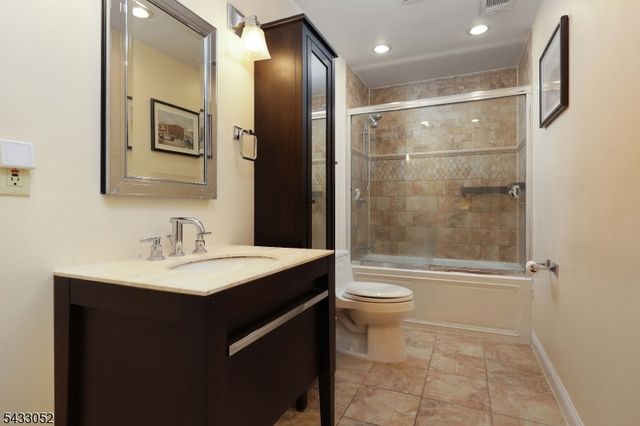 33 Dogwood St, Jersey City, NJ 07305