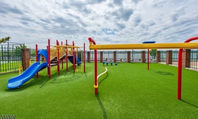 33 Dogwood St, Jersey City, NJ 07305