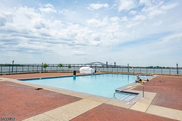 33 Dogwood St, Jersey City, NJ 07305