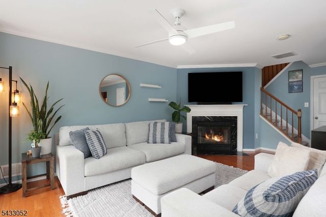 33 Dogwood St, Jersey City, NJ 07305