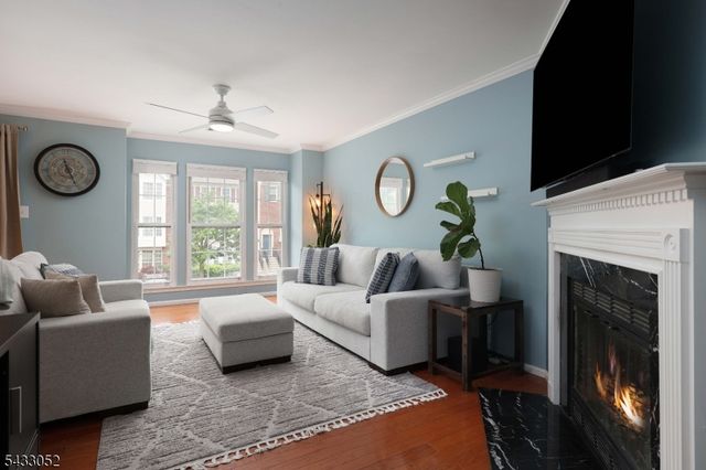33 Dogwood St, Jersey City, NJ 07305