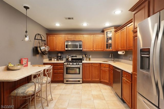 33 Dogwood St, Jersey City, NJ 07305