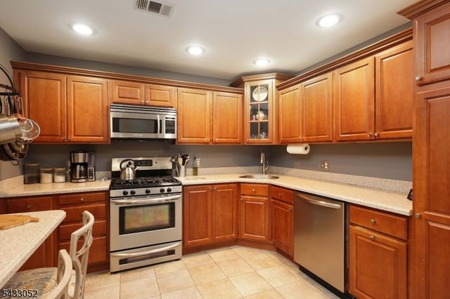 33 Dogwood St, Jersey City, NJ 07305