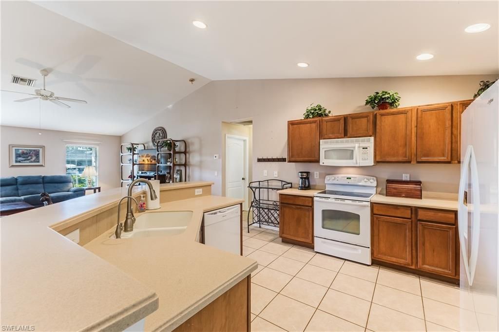 Image 10 of property listing at 1027 NE 33rd LN, Cape Coral, FL 33909