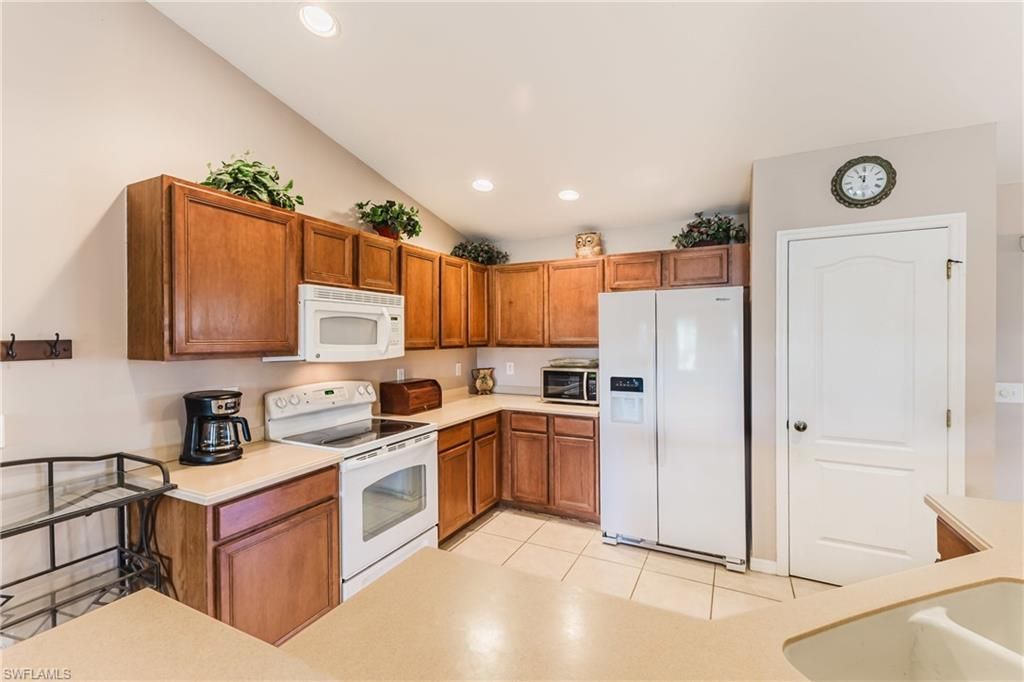 Image 11 of property listing at 1027 NE 33rd LN, Cape Coral, FL 33909