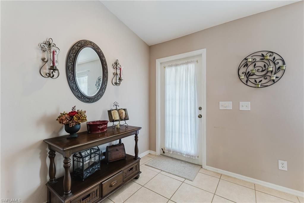 Image 4 of property listing at 1027 NE 33rd LN, Cape Coral, FL 33909