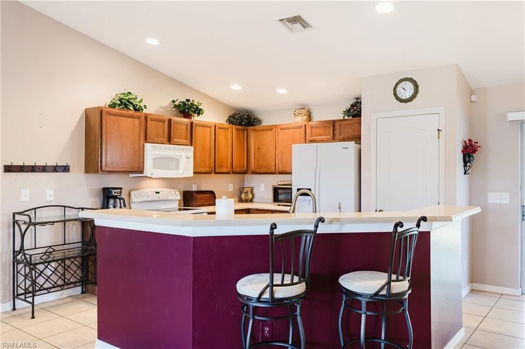 Image 8 of property listing at 1027 NE 33rd LN, Cape Coral, FL 33909