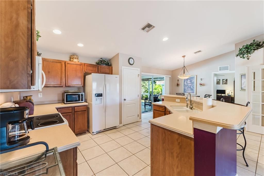 Image 9 of property listing at 1027 NE 33rd LN, Cape Coral, FL 33909