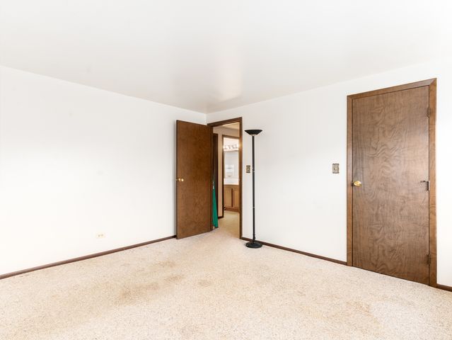 703 Shaw Court, Schaumburg, IL 60194