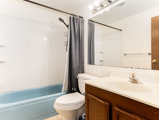 703 Shaw Court, Schaumburg, IL 60194