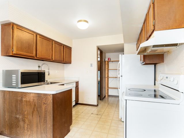 703 Shaw Court, Schaumburg, IL 60194