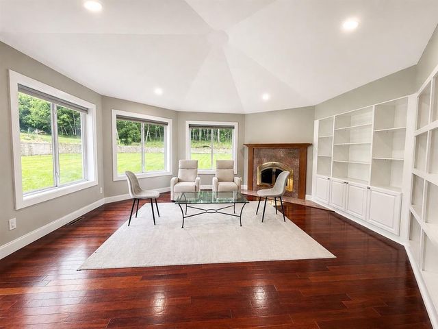4712 Oakwood Hills Parkway, Eau Claire, WI 54701