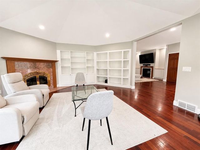 4712 Oakwood Hills Parkway, Eau Claire, WI 54701