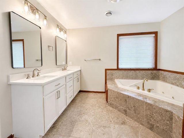 4712 Oakwood Hills Parkway, Eau Claire, WI 54701