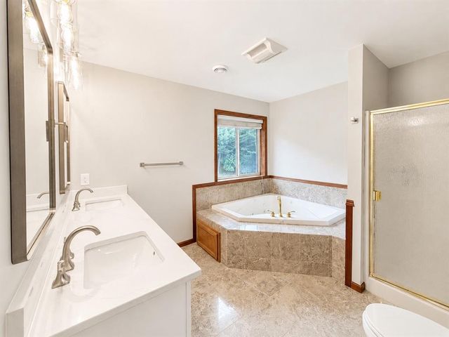 4712 Oakwood Hills Parkway, Eau Claire, WI 54701