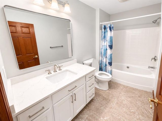 4712 Oakwood Hills Parkway, Eau Claire, WI 54701