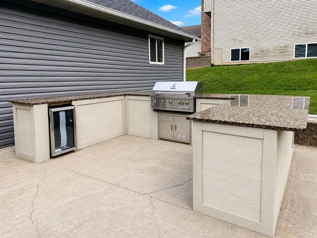 4712 Oakwood Hills Parkway, Eau Claire, WI 54701