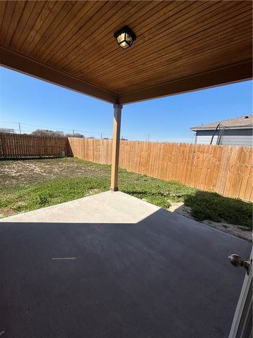 112 Guadalupe Palm Circ, Portland, TX 78374