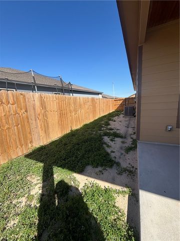 112 Guadalupe Palm Circ, Portland, TX 78374