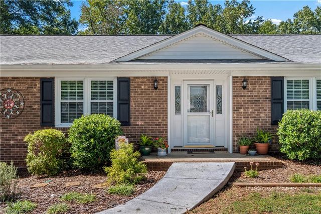 170 Queens Court, Clemmons, NC 27012