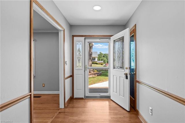 170 Queens Court, Clemmons, NC 27012