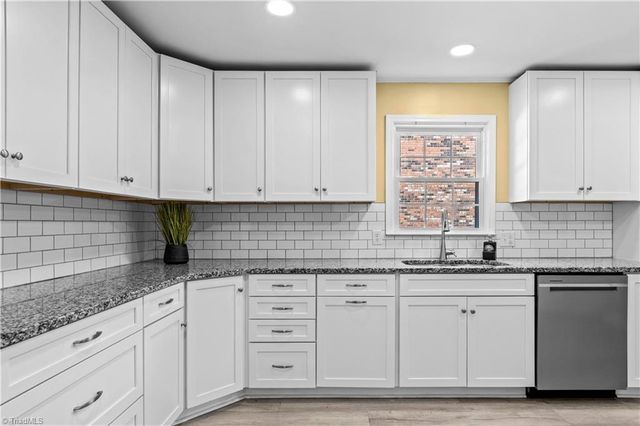 170 Queens Court, Clemmons, NC 27012