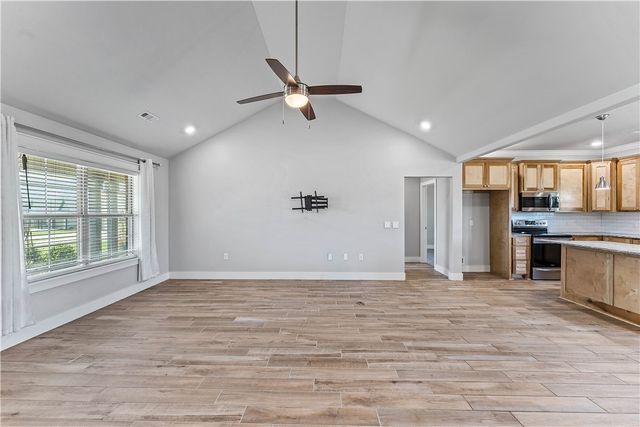 1052 Hickory Meadows Avenue, Tontitown, AR 72762