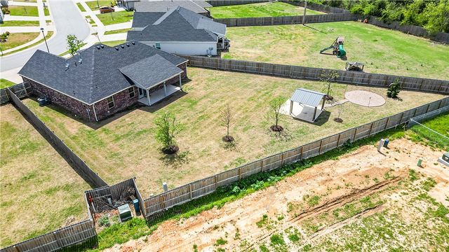 1052 Hickory Meadows Avenue, Tontitown, AR 72762