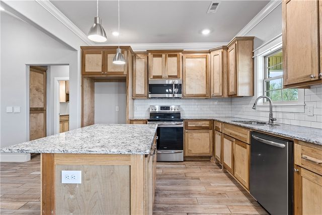 1052 Hickory Meadows Avenue, Tontitown, AR 72762
