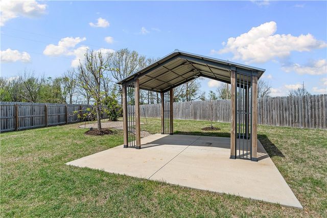1052 Hickory Meadows Avenue, Tontitown, AR 72762