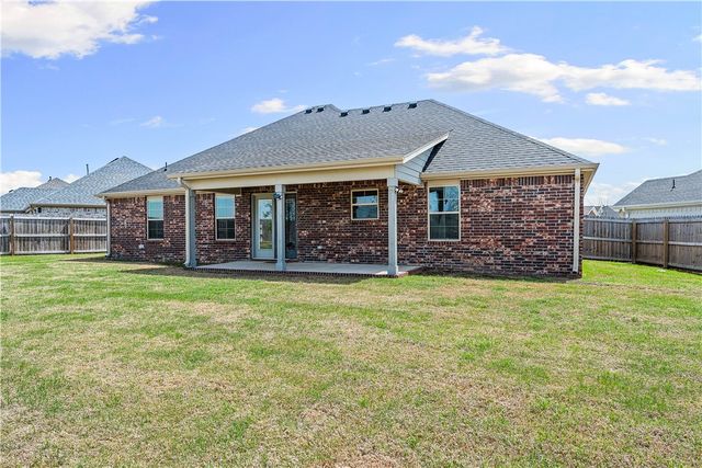 1052 Hickory Meadows Avenue, Tontitown, AR 72762