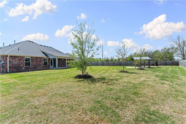 1052 Hickory Meadows Avenue, Tontitown, AR 72762
