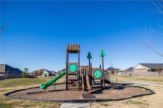 1052 Hickory Meadows Avenue, Tontitown, AR 72762