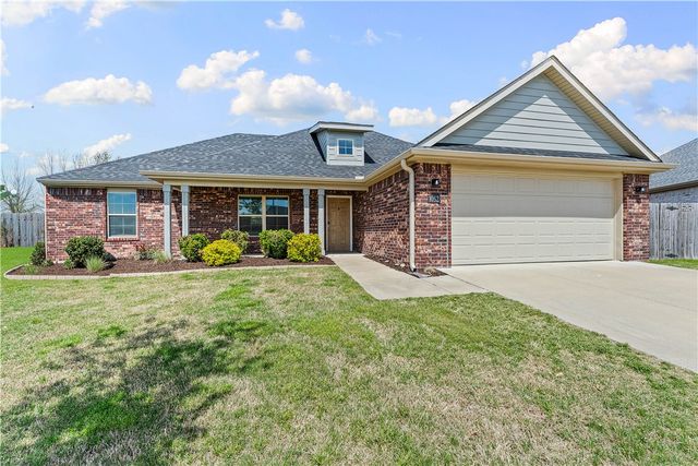 1052 Hickory Meadows Avenue, Tontitown, AR 72762
