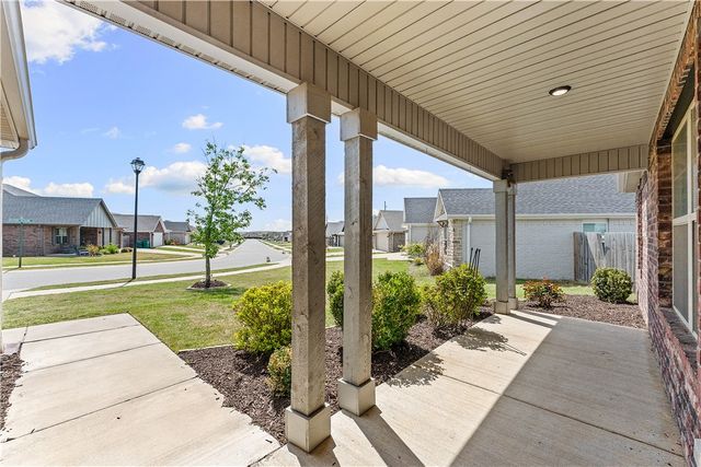 1052 Hickory Meadows Avenue, Tontitown, AR 72762