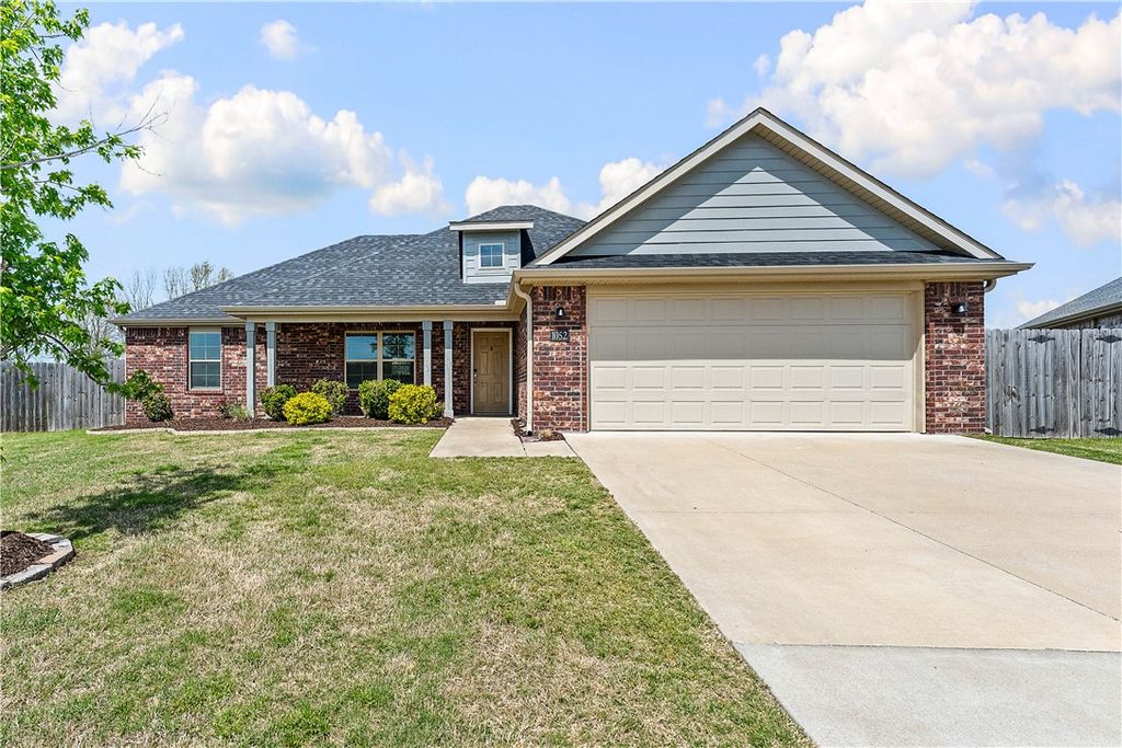 1052 Hickory Meadows Avenue, Tontitown, AR 72762