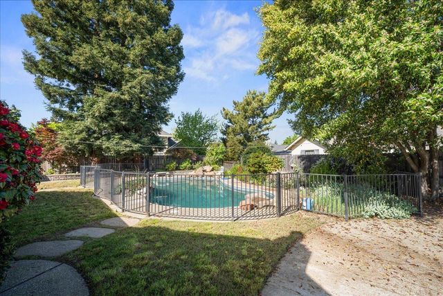 10 Capay Ct, Sacramento, CA 95831