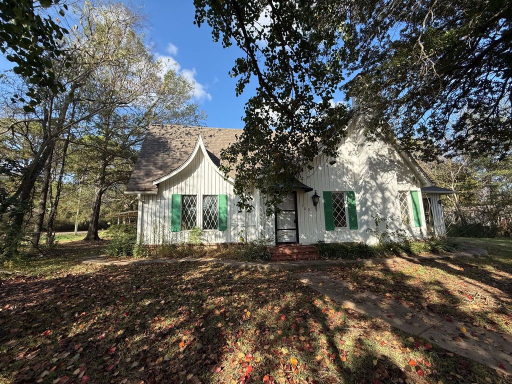 100 Smith Street, Naples, TX 75568