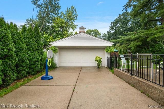 31617 Auburn Drive, Beverly Hills Village, MI 48025