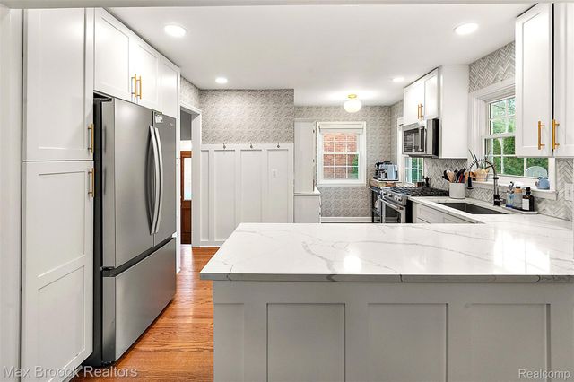 31617 Auburn Drive, Beverly Hills Village, MI 48025