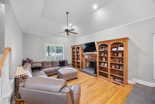 119 Stonehenge Dr, Jackson, TN 38305