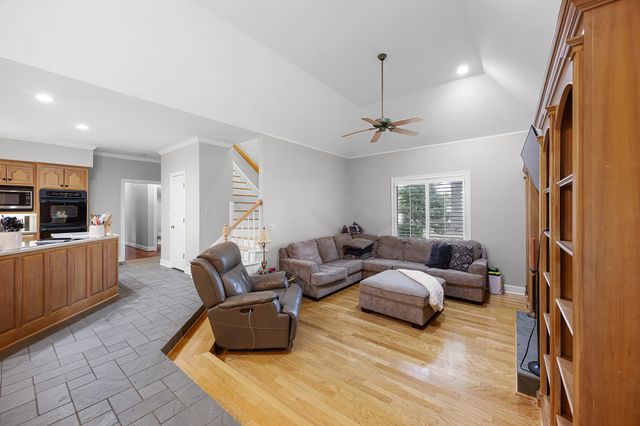 119 Stonehenge Dr, Jackson, TN 38305